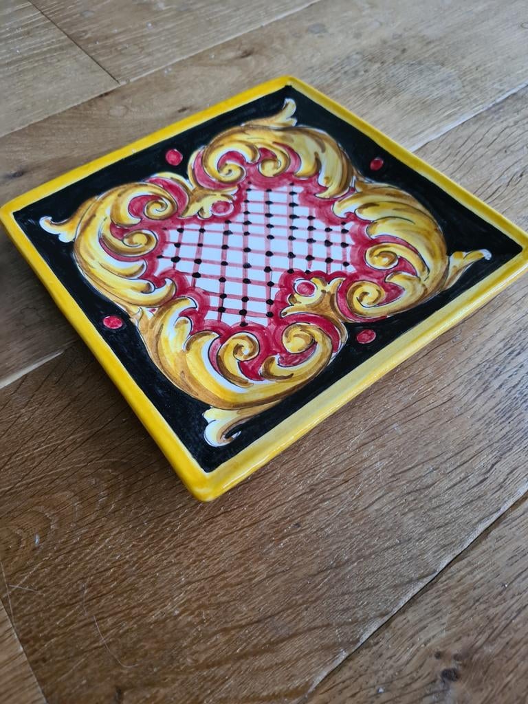 Spaans aardewerk, gedecoreerd vierkant bord., Ophalen of Verzenden