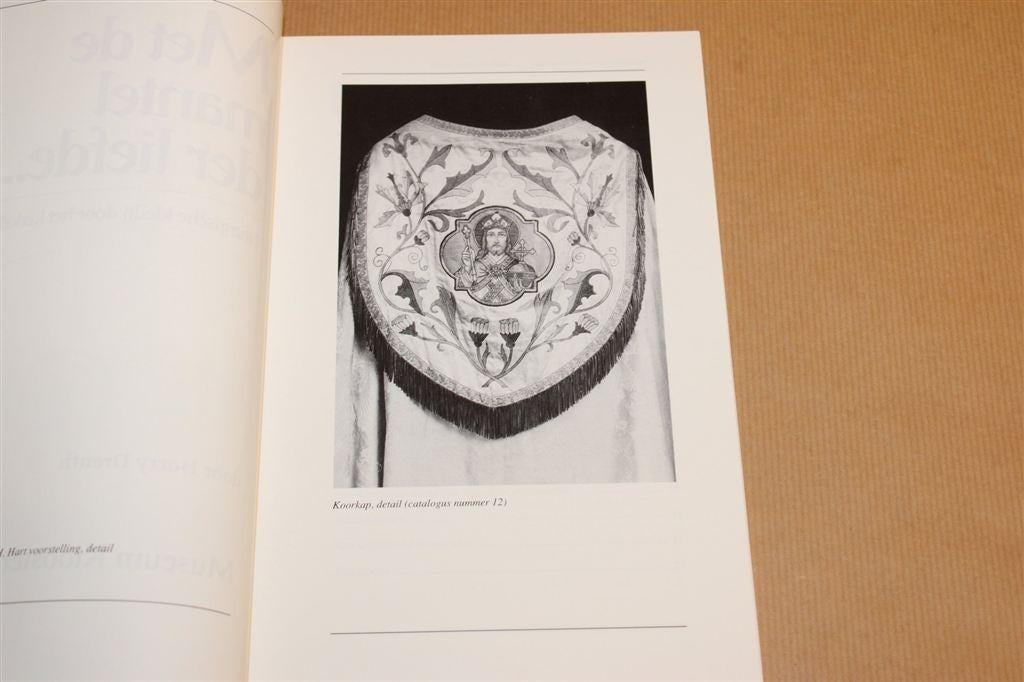 Met de Mantel der Liefde — Liturgische Kledij — 1993, Ophalen of Verzenden, Gelezen