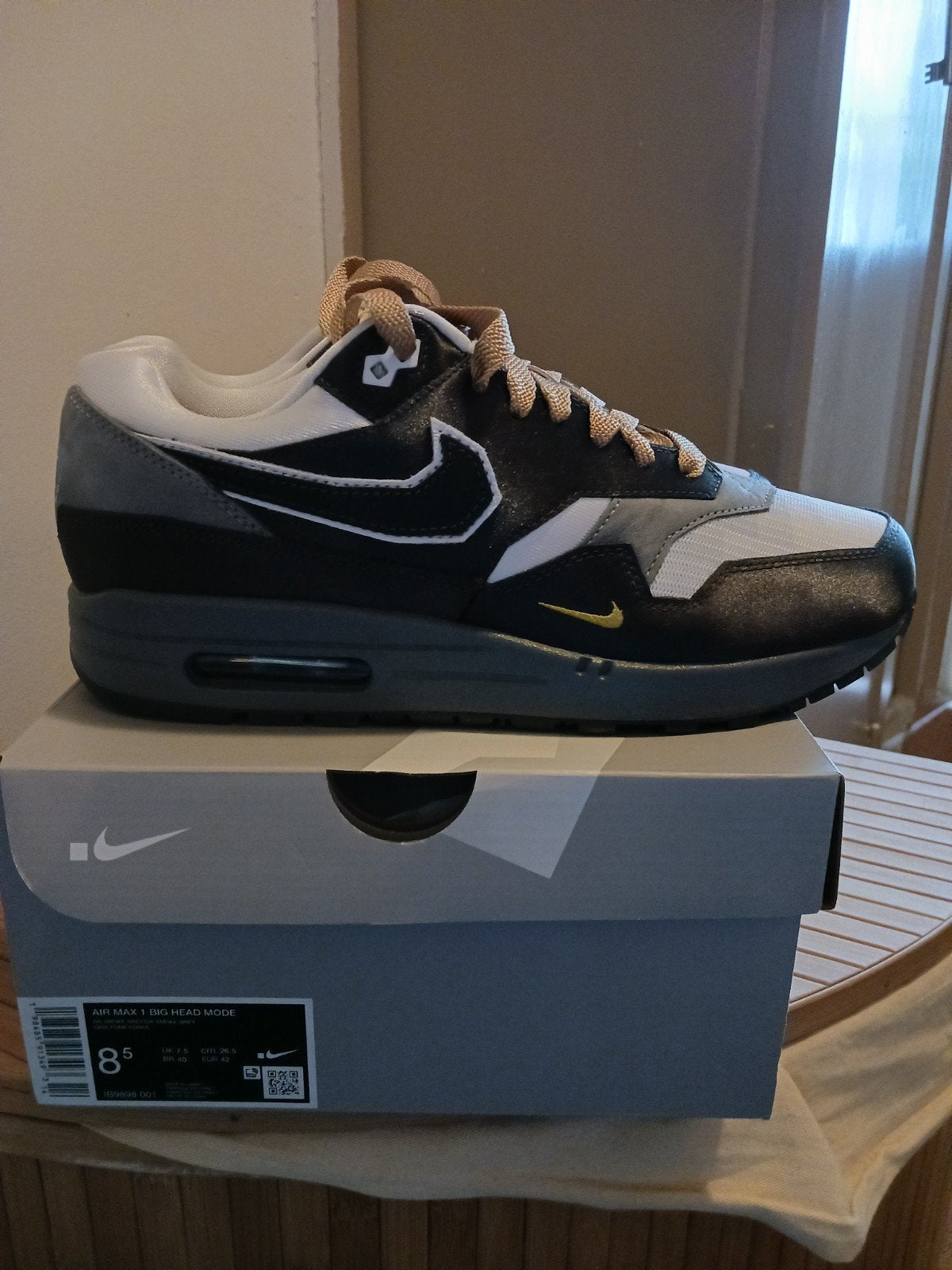 Nike Air Max 1 Big Head Mode Goldeneye 007 - Maat 42, Kleding | Heren, Schoenen, Ophalen, Overige kleuren, Nike air max 1, Nieuw
