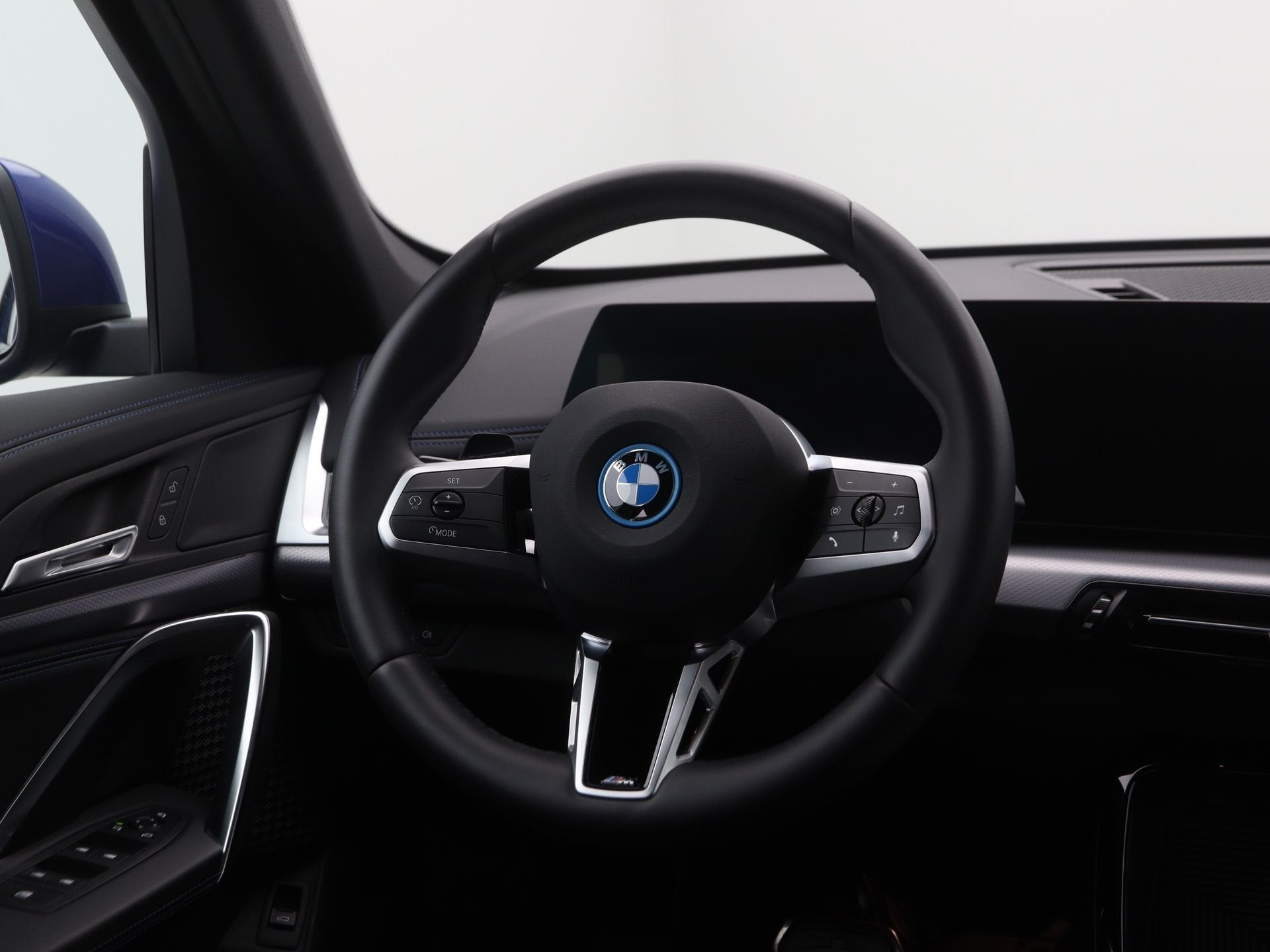 BMW iX1 xDrive30 67 kWh M Sport Edition SoH 100% (bj 2025), Auto's, Automaat, Gebruikt, Zwart, Met garantie (alle)