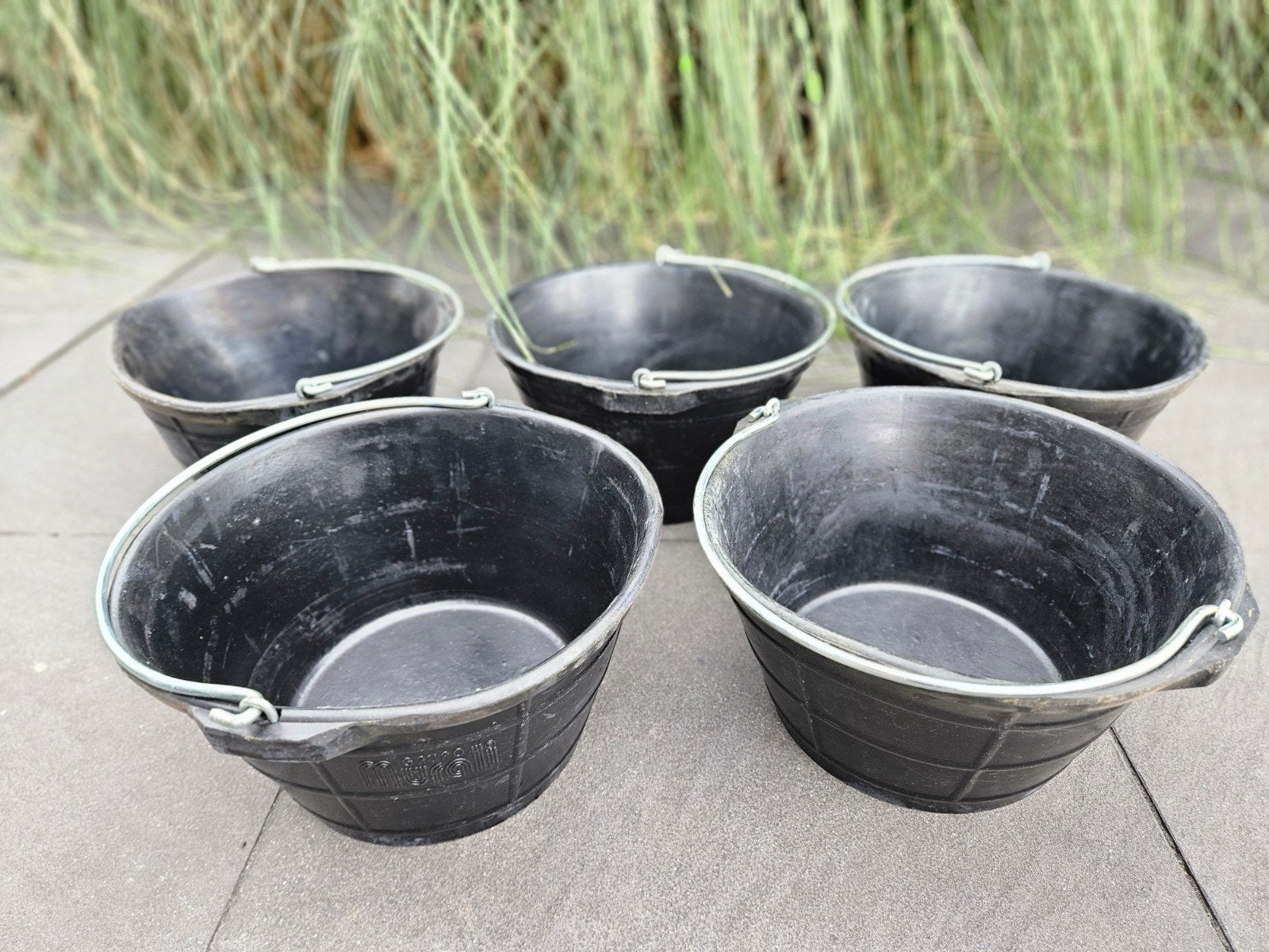 5x nieuwe Flexibele Zwarte emmers - Grupo Murali, Ophalen, Nieuw, Rubber, Met handgreep