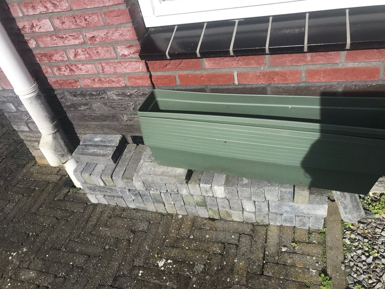 Gratis: Elho plantenbakken, waalformaat stenen en tegel, Ophalen, Gebruikt, Klinkers, Minder dan 5 m²