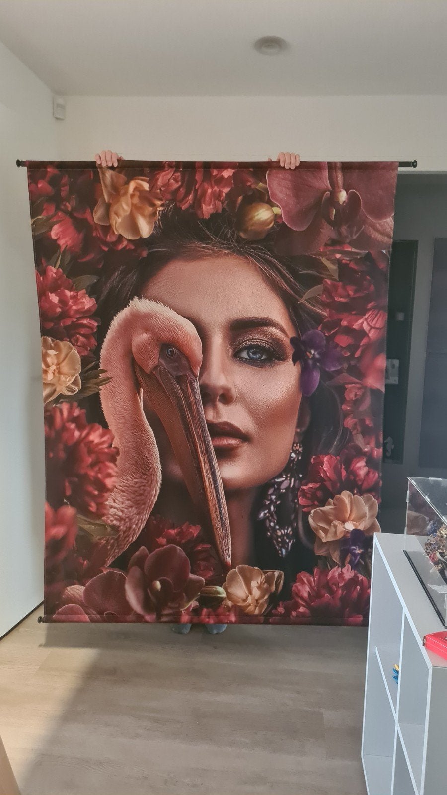 Wandkleed met Vrouw, Pelikaan en Bloemen - Modern Design, Ophalen, Meerkleurig, Zo goed als nieuw, Met ophangsysteem