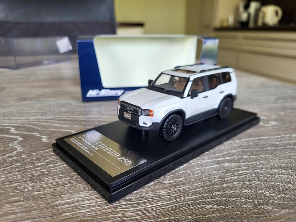 Toyota Landcruiser schaal 1:43 history, Hobby en Vrije tijd, Modelauto's | 1:43, Ophalen of Verzenden, Zo goed als nieuw, Auto