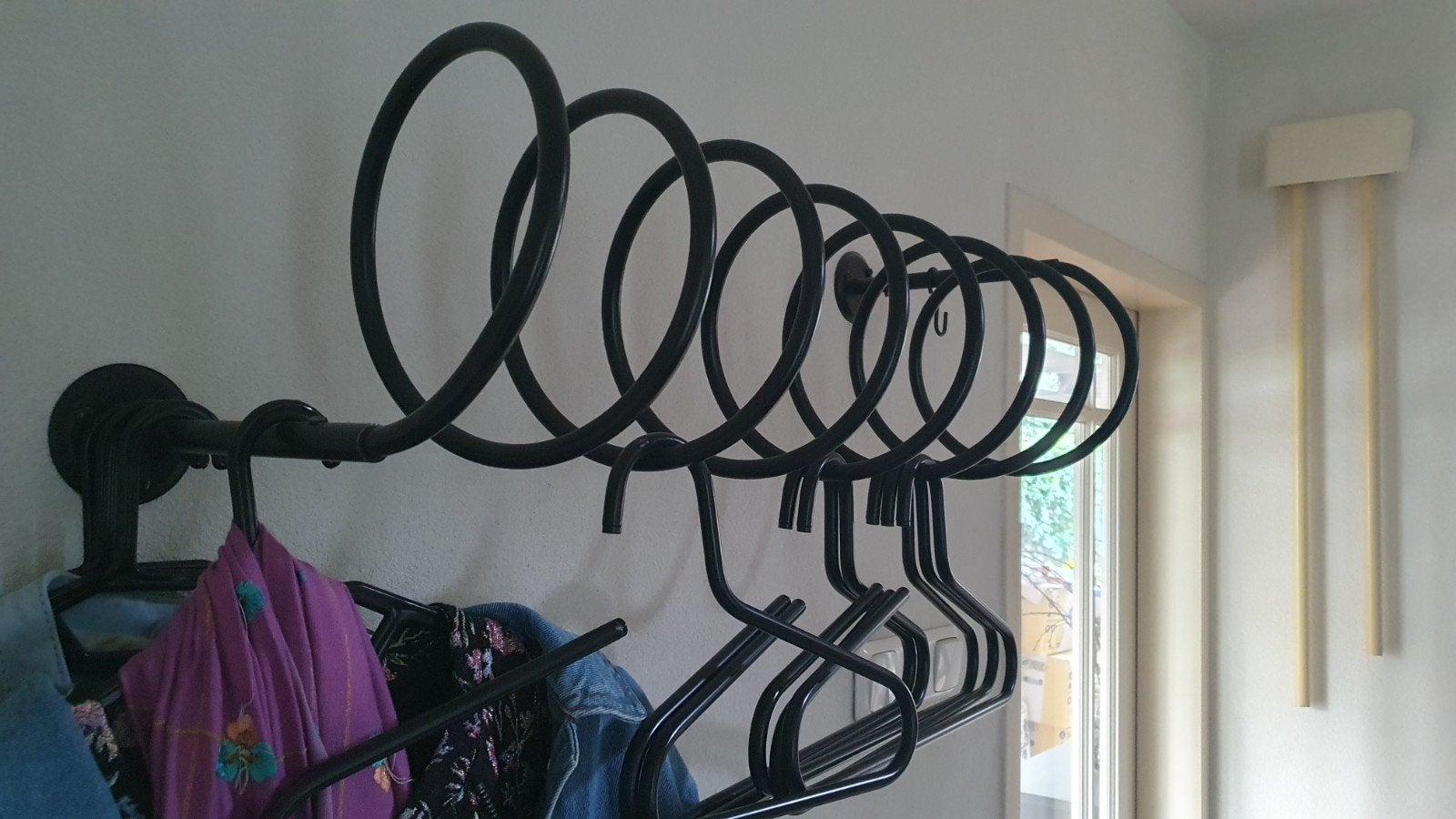Moderne zwarte spiraal kapstok 80cm met 9 hangers, Wandkapstok, Ophalen of Verzenden, Zo goed als nieuw, Minder dan 100 cm