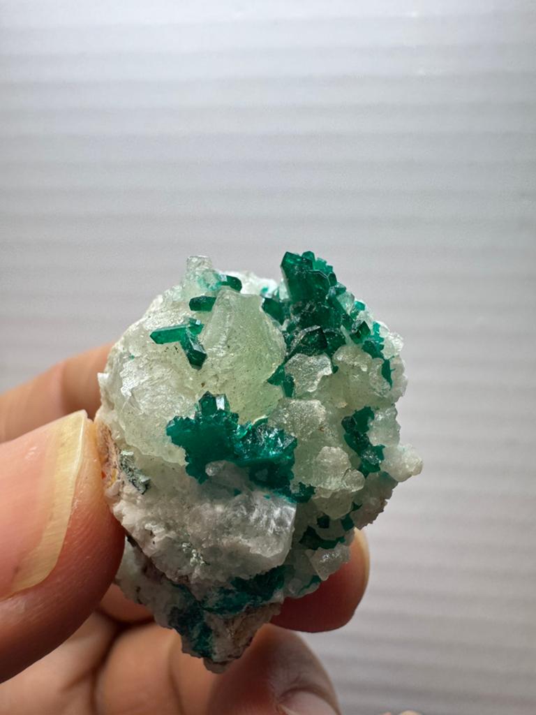Dioptaas op calciet kristal mineraal - Kaokoveld, Namibië, Verzamelen, Ophalen of Verzenden, Mineraal