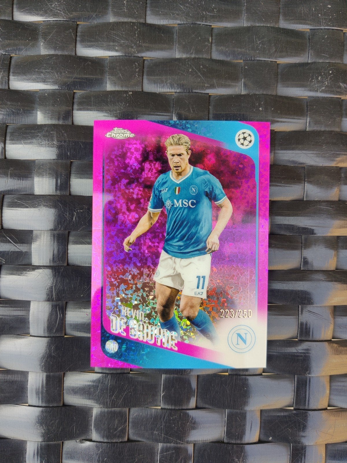 Kevin De Bruyne Topps Chrome Pink Refractor 223/250, Ophalen of Verzenden, Zo goed als nieuw, Buitenlandse clubs, Spelerskaart