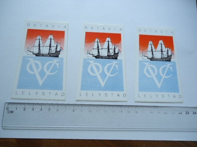 sticker oud BATAVIA SCHIP scheepvaart lelystad VOC retro 3x, Verzamelen, Verzenden, Zo goed als nieuw, Bedrijf of Vereniging
