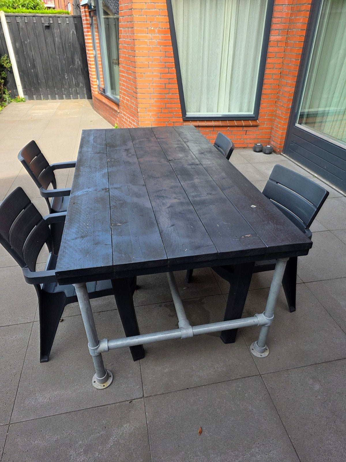 Stevige tuintafel met houten blad en metalen onderstel, Ophalen, Gebruikt, Rechthoekig, Hout