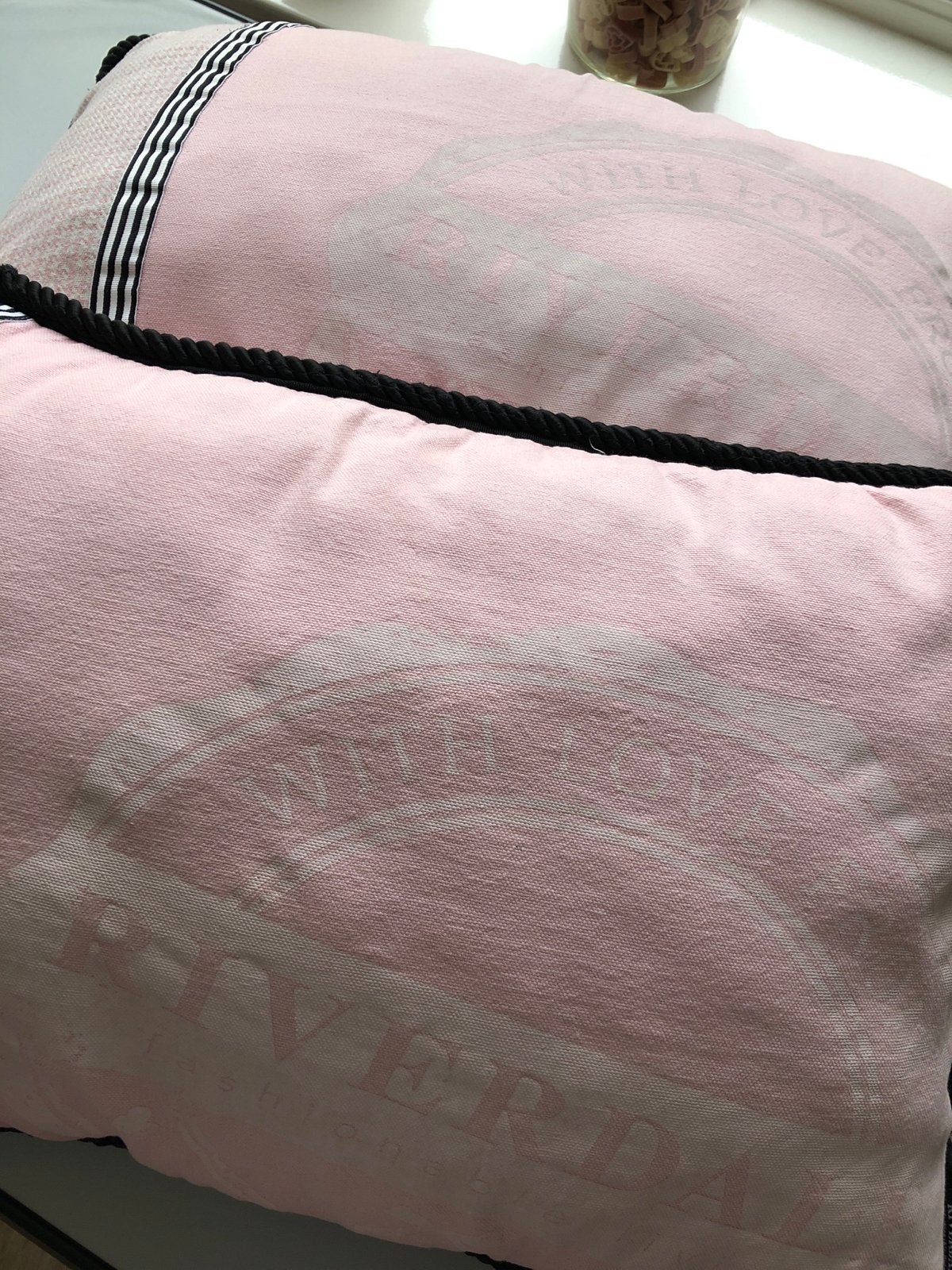 Riverdale Sierkussen Roze 40x60cm - Nieuw met label, Met print, Nieuw, Ophalen of Verzenden, Sierkussen