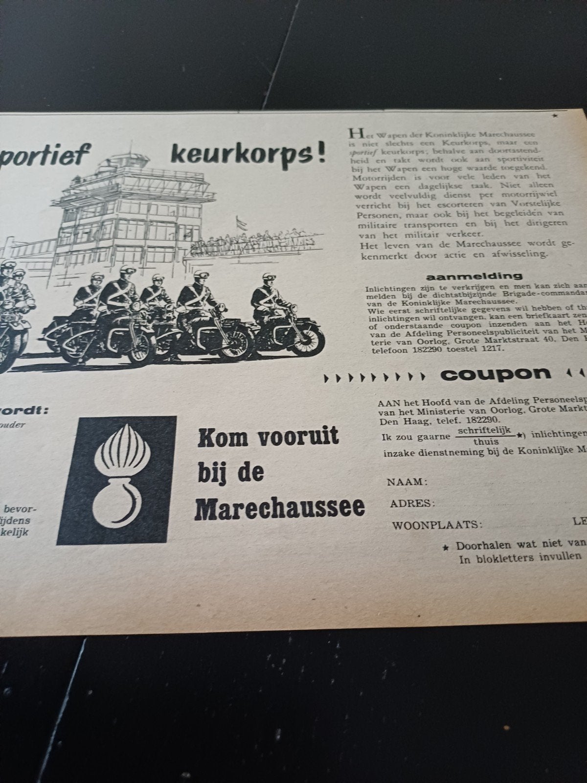 advertentie koninklijke Marechaussee sportief keurkorps 1957, Verzamelen, Ophalen of Verzenden, Marechaussee, Nederland, Embleem of Badge