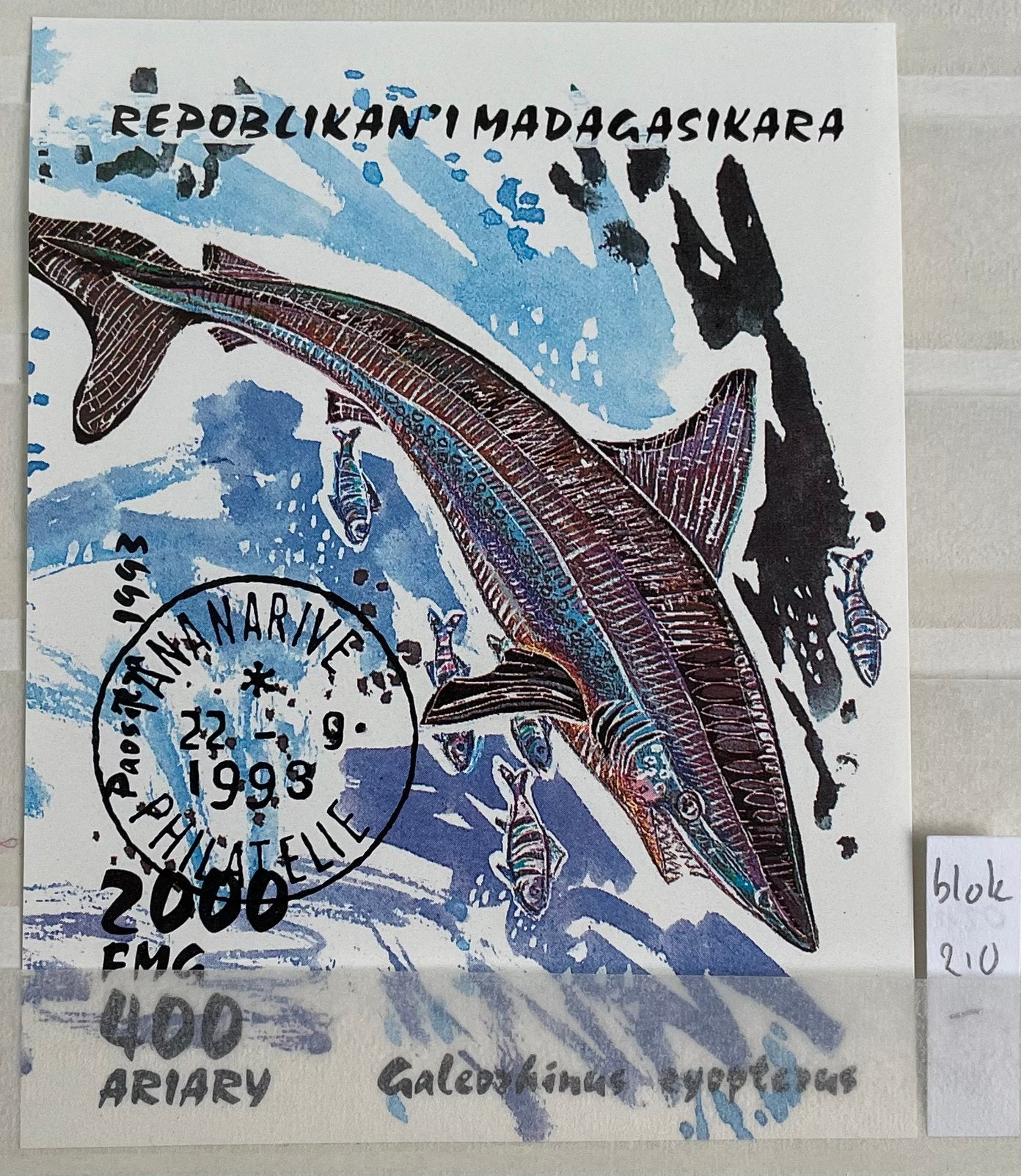 Postzegel Madagaskar; blokje haai, Ophalen of Verzenden, Gestempeld, Dier of Natuur