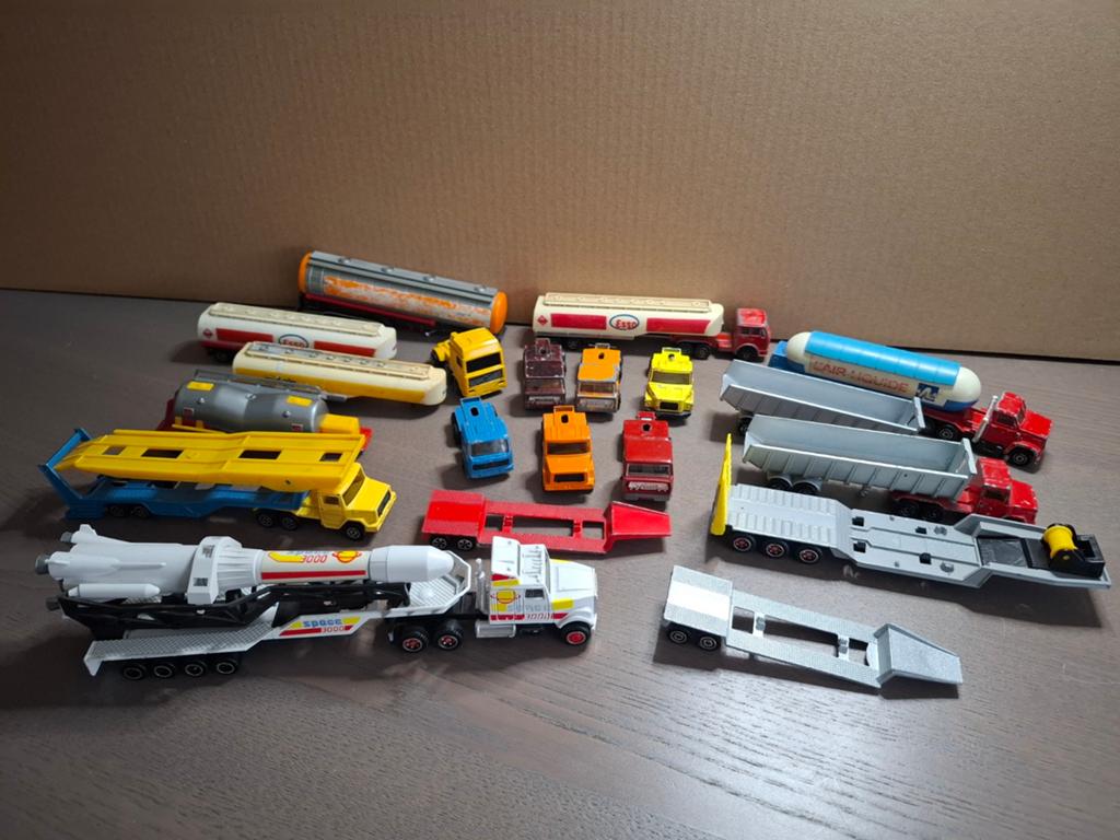 Grote partij Majorette vrachtwagens en aanhangers, Hobby en Vrije tijd, Modelauto's | Overige schalen, Ophalen of Verzenden, Gebruikt