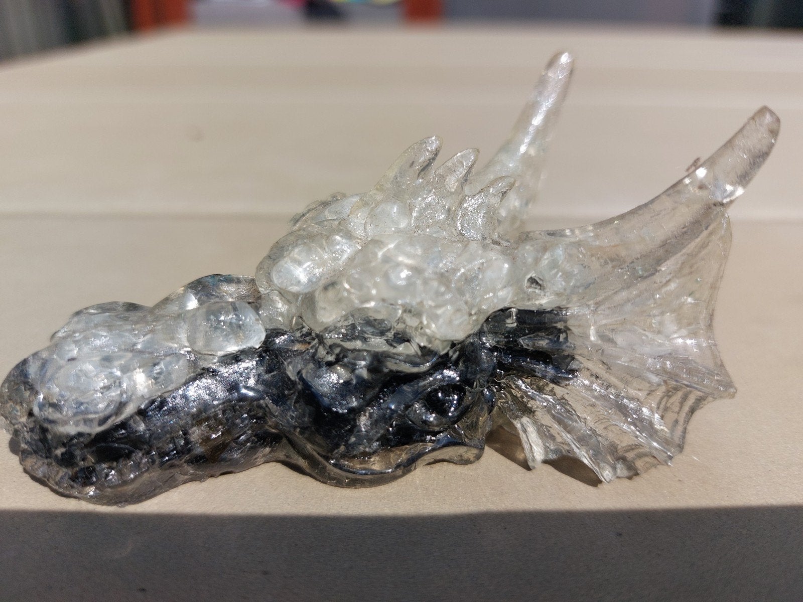 Mooie draak van epoxy met hematiet en bergkristal, Ophalen of Verzenden