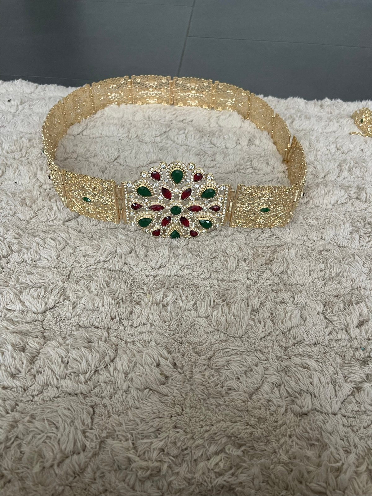 Gouden riem met rode en groene edelstenen, Kleding | Dames, Riemen en Ceinturen, Overige kleuren, Heupriem, Ophalen of Verzenden