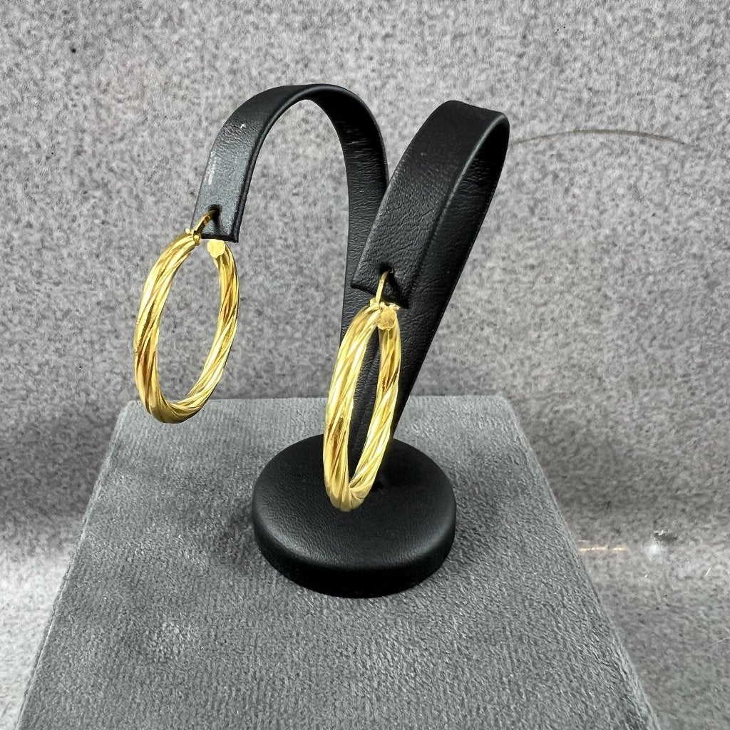 Gouden Oorbellen | 18k | 7,43g | creolen geribd | 416933, Ophalen of Verzenden, Goud, Goud, Hangers