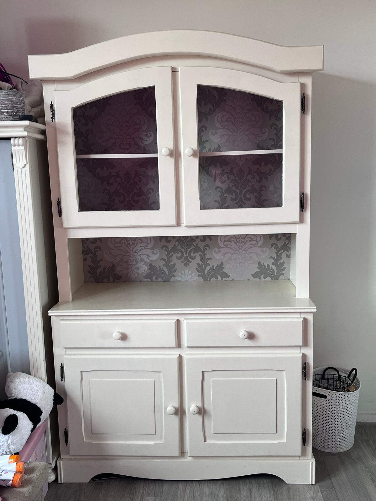 Crème dressoir/vitrinekast met boog - Weinig beschadigingen, Ophalen, Gebruikt, 100 tot 150 cm, Met lade(s)