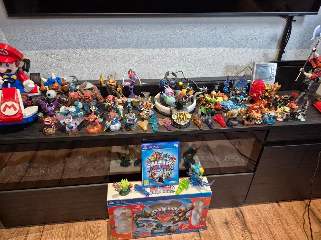 Skylanders Trap Team PS4 Starter Pack + Collectie Figuren, Spelcomputers en Games, Games | Sony PlayStation 4, 2 spelers, Eén computer
