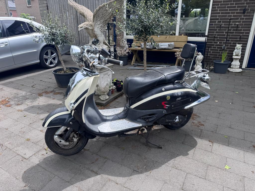 Retro Scooter - Zwart/Crème - Goede Staat, Fietsen en Brommers, Scooters | Overige merken, Ophalen, Gebruikt, Maximaal 45 km/u