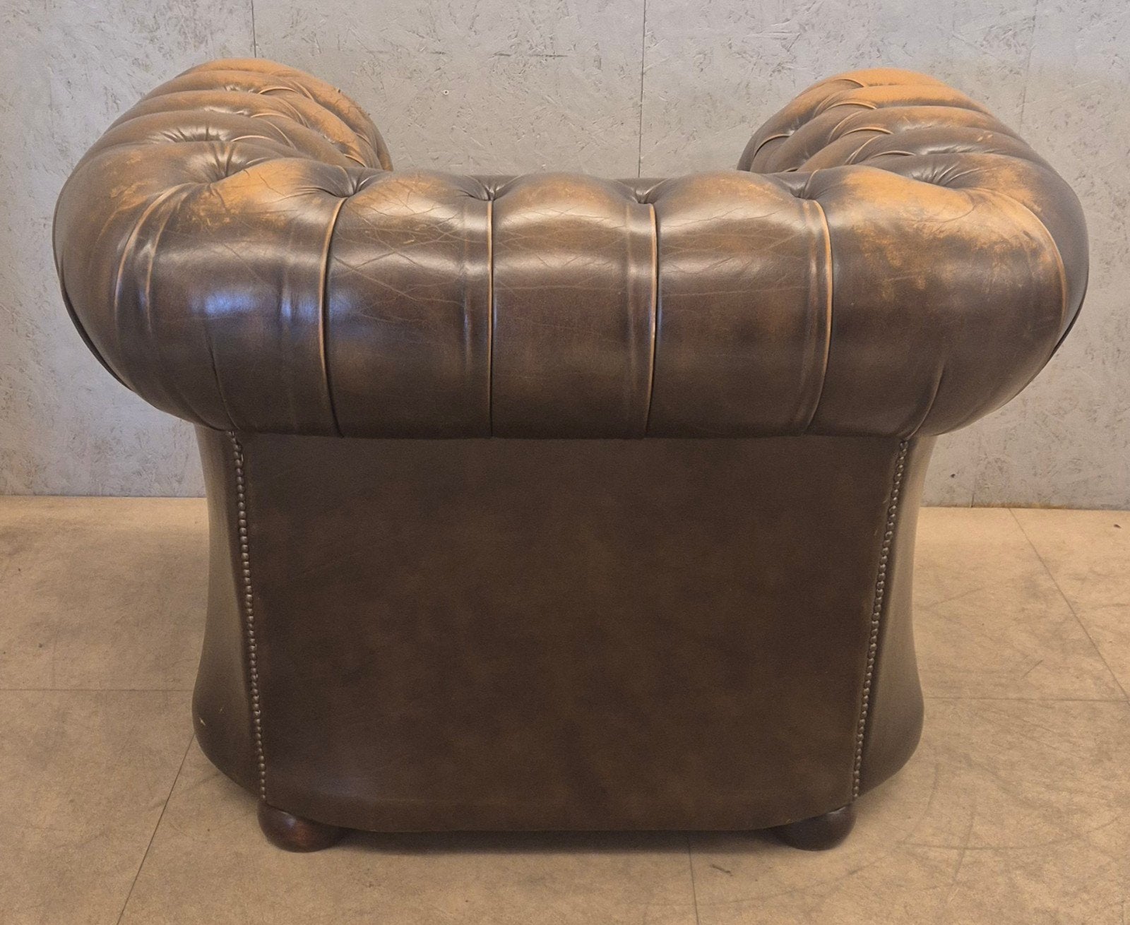 Originele Engelse Chesterfield fauteuil van Salvale Designs, Huis en Inrichting, Fauteuils, Ophalen, Gebruikt, Chesterfield, 75 tot 100 cm