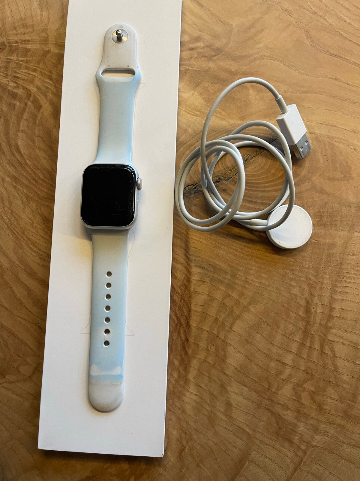 Apple Watch SE 5 - Zilver met wit bandje
