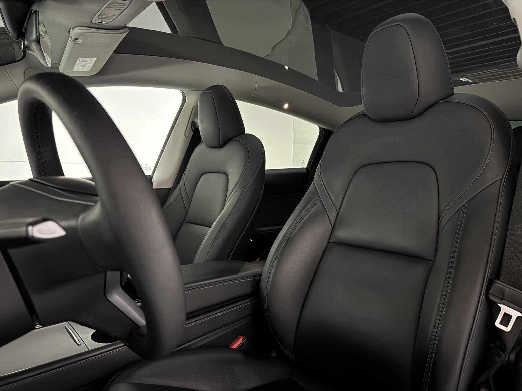 Foto 19 van Tesla Model Y RWD 58 kWh 92% SOH Black Edition Trekhaak FSD