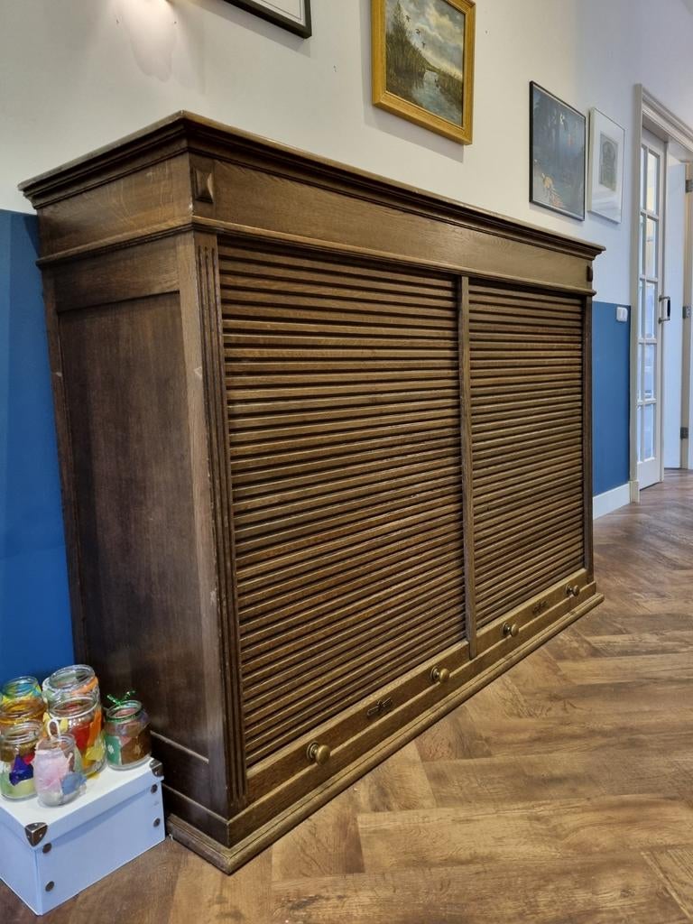 Oude zware houten archiefkast met roldeuren, Gebruikt, 100 tot 150 cm, 150 tot 200 cm, Meerdere deuren
