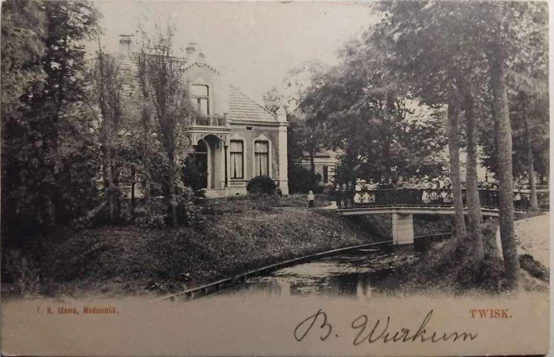 Twisk (West-Friesland) met dorpsbewoners op brug – 1904, Ophalen of Verzenden, Voor 1920, Gelopen, Noord-Holland