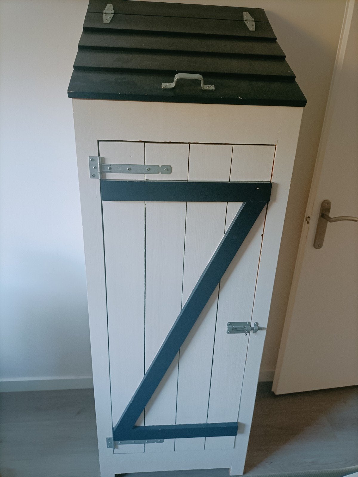 Houten opbergkast (strand kast) met schuin dakje, Huis en Inrichting, Kasten | Overige, Ophalen