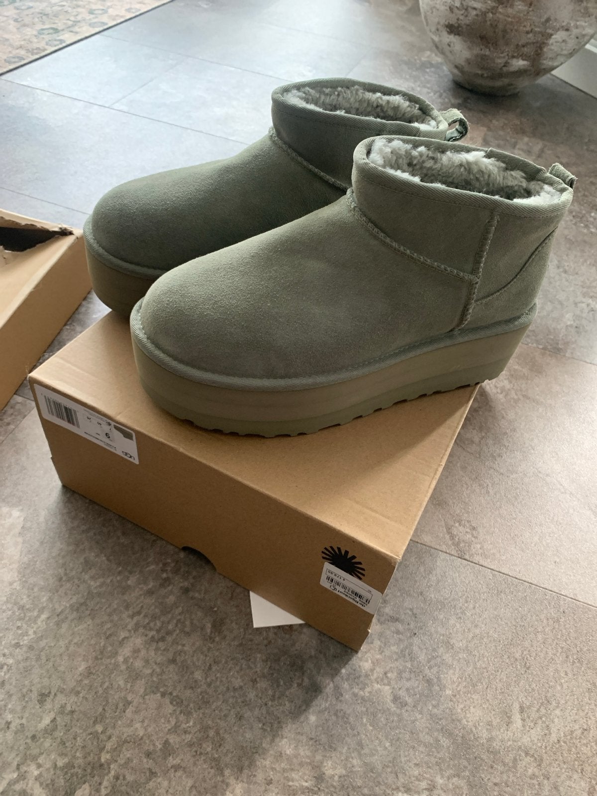 Nieuwe UGGs - Ongebruikt in orginele doos, Ophalen, Nieuw, Groen, Lage of Enkellaarzen