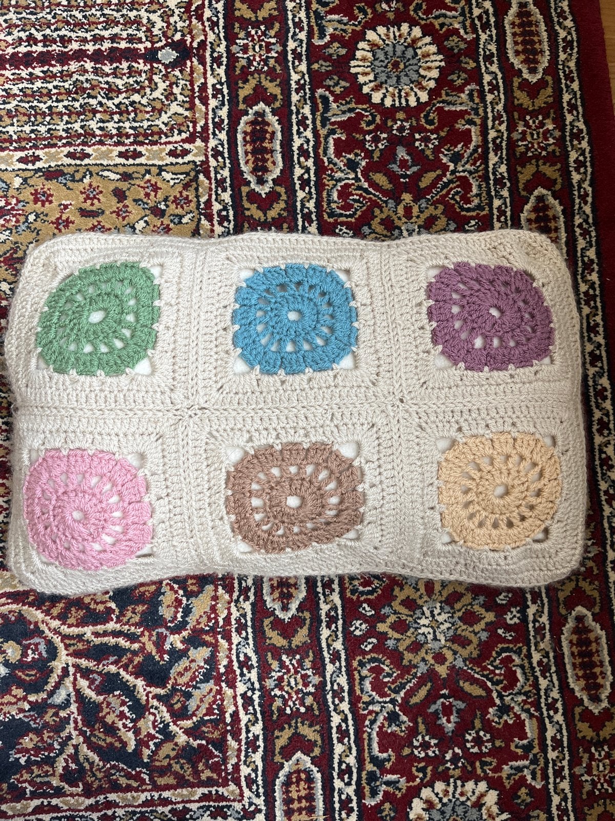 Gehaakt vintage kussen met pastelkleurige granny squares, Meerkleurig, Ophalen of Verzenden, Zo goed als nieuw, Sierkussen