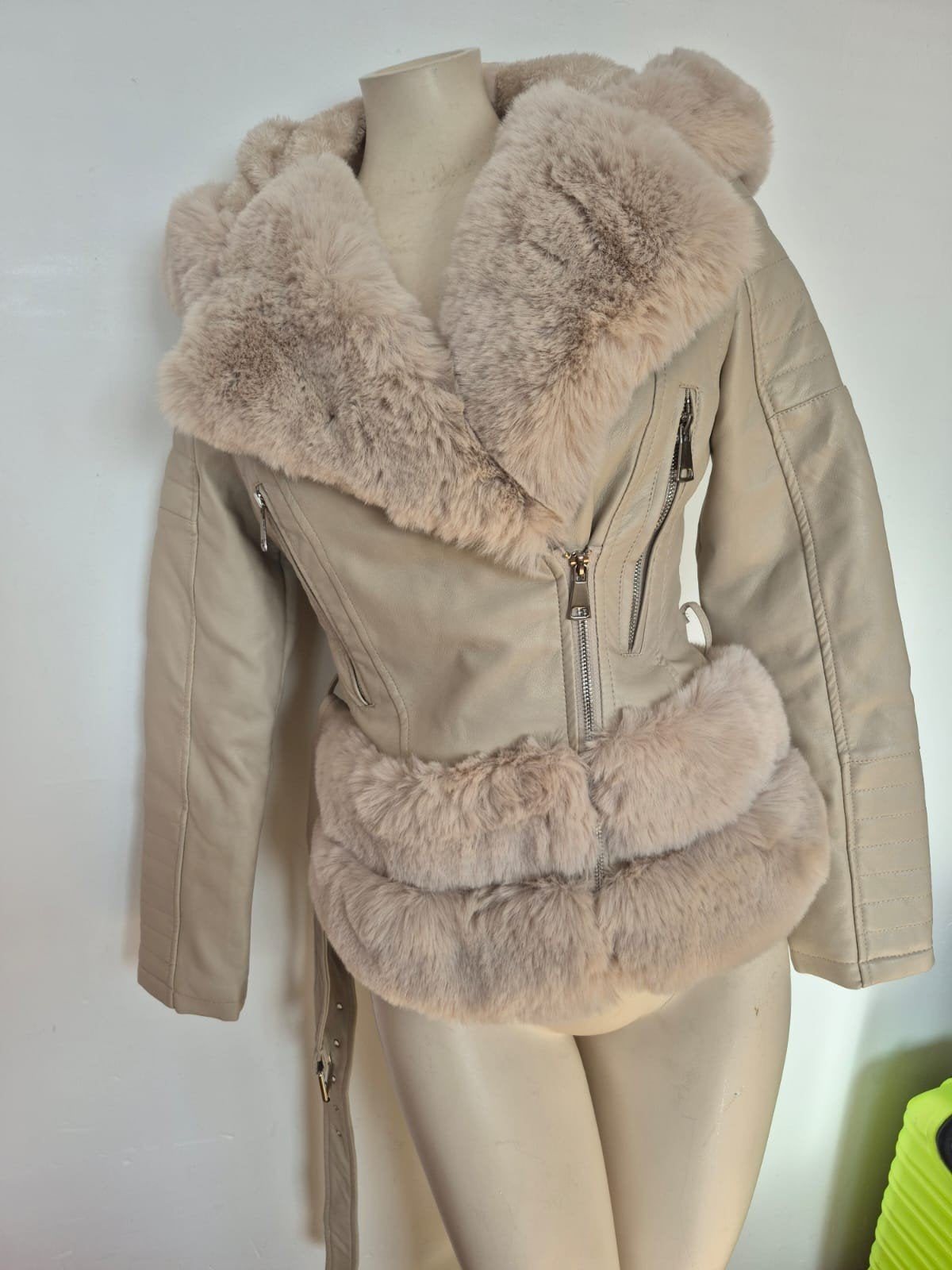 Mooie beige jas met bont, maat 36 (S), Beige, Nieuw, Ophalen of Verzenden, Maat 36 (S)