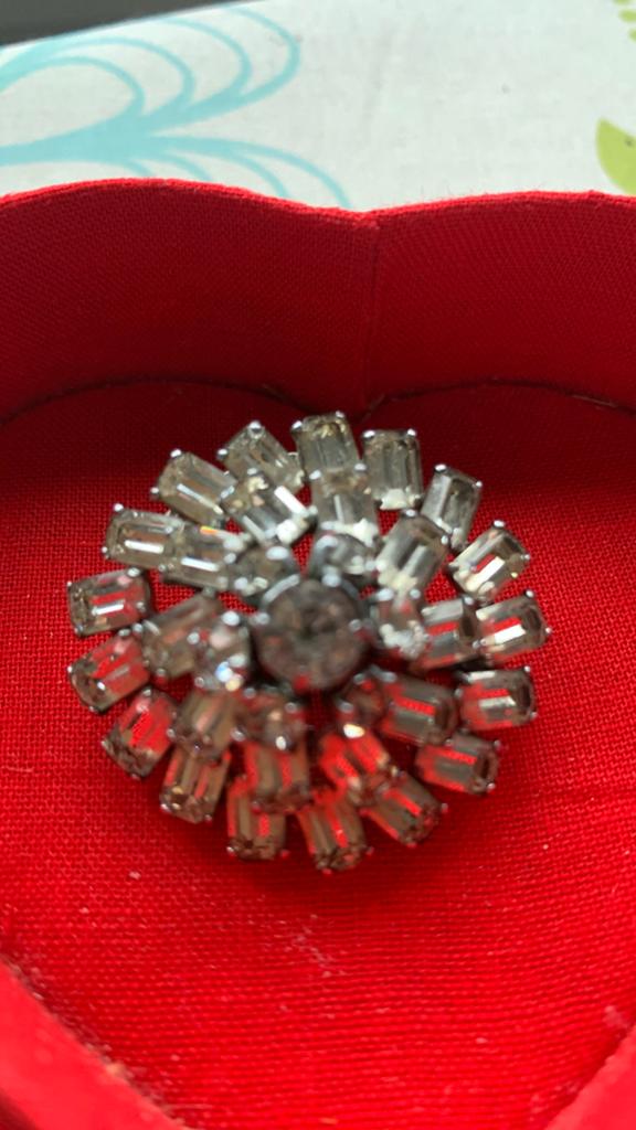 Vintage Broche met Kristallen - Elegant en Tijdloos, Met kristal, Overige materialen, 4 tot 7 cm, Gebruikt