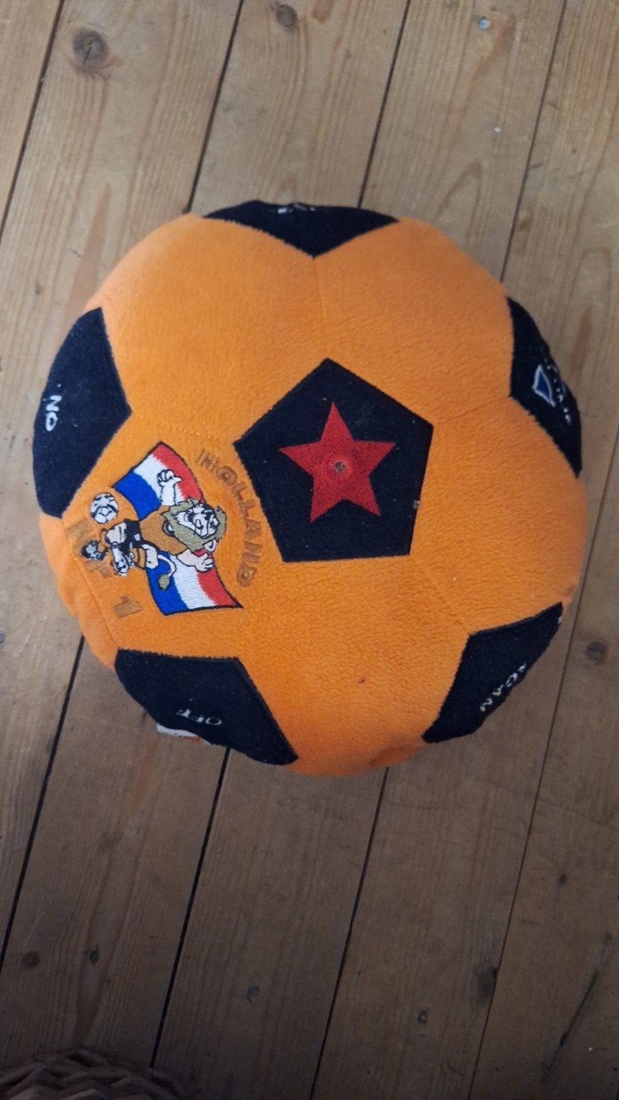 Wk / en voetbal spulletjes / kussen met radio, Maat XS of kleiner, Ophalen of Verzenden, Overige typen