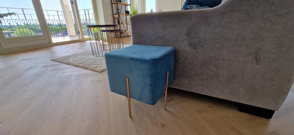 Stijlvolle blauwe poef met gouden poten, Huis en Inrichting, Banken | Voetenbanken en Poefen, Minder dan 50 cm, Vierkant, Minder dan 50 cm