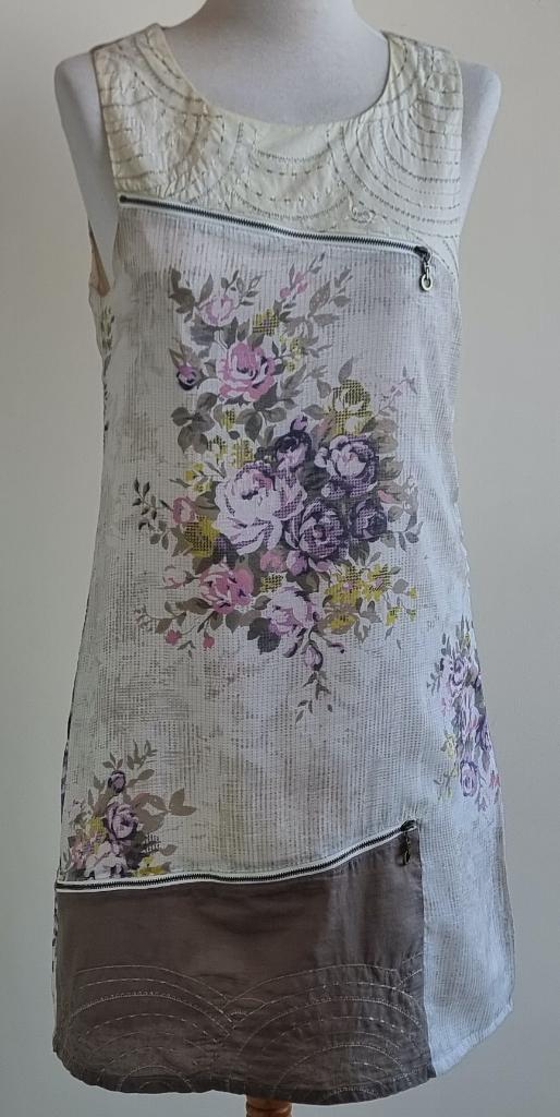 Sophyline beige jurkje met prints en ritsen mt. M, Maat 38/40 (M), Beige, Ophalen of Verzenden, Zo goed als nieuw