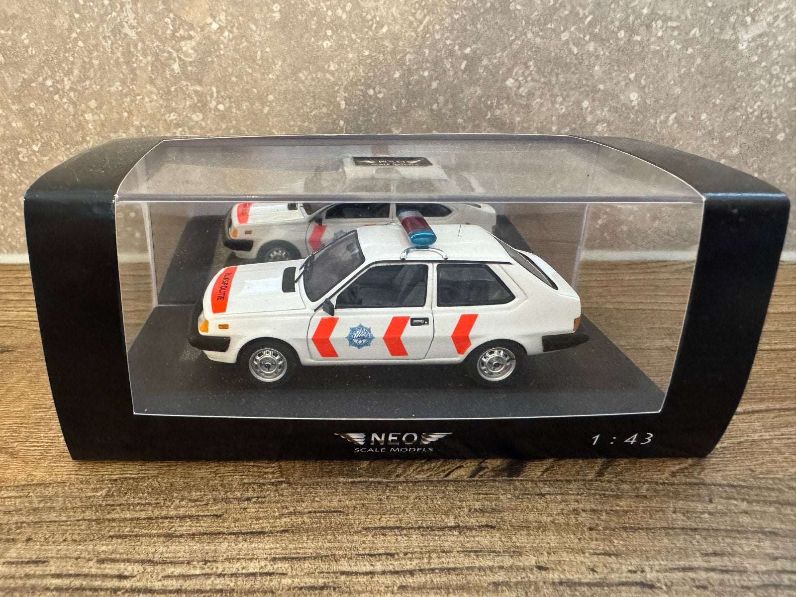 NEO Volvo 340DL Politie 1:43 schaalmodel, Hobby en Vrije tijd, Ophalen of Verzenden, Zo goed als nieuw, Auto, Overige merken