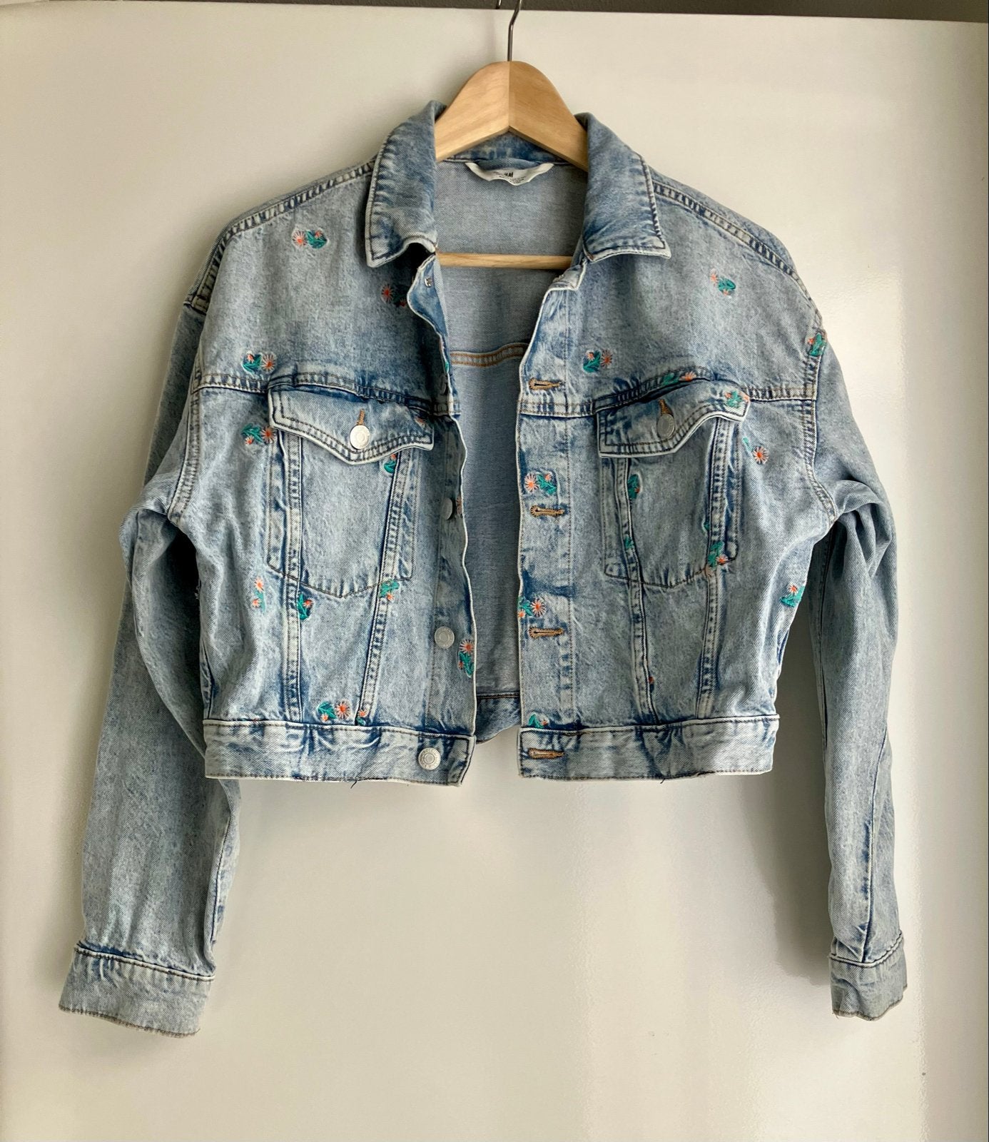 H&M spijkerjasje met geborduurde bloemetjes, maat 164, Ophalen of Verzenden, Zo goed als nieuw, Meisje, Jas