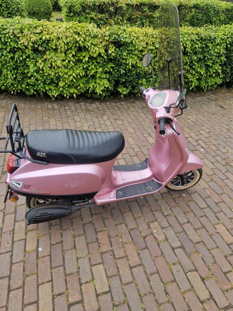 Leuke roze GTS Toscana Dynamic scooter 2019 45km/u, Fietsen en Brommers, Scooters | Overige merken, Ophalen, Gebruikt, Benzine