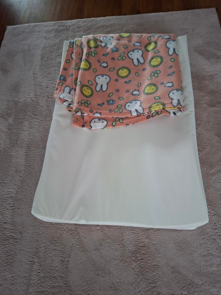 Omkleedkussen en Nijntjedeken, Minder dan 75 cm, Zo goed als nieuw, Ophalen, Minder dan 90 cm