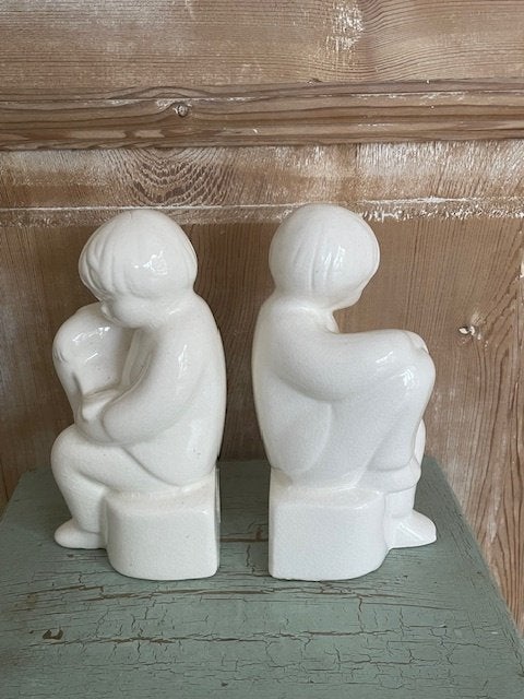 2 x boekensteun zittend lezend kind. Wit porselein., Ophalen, Nieuw