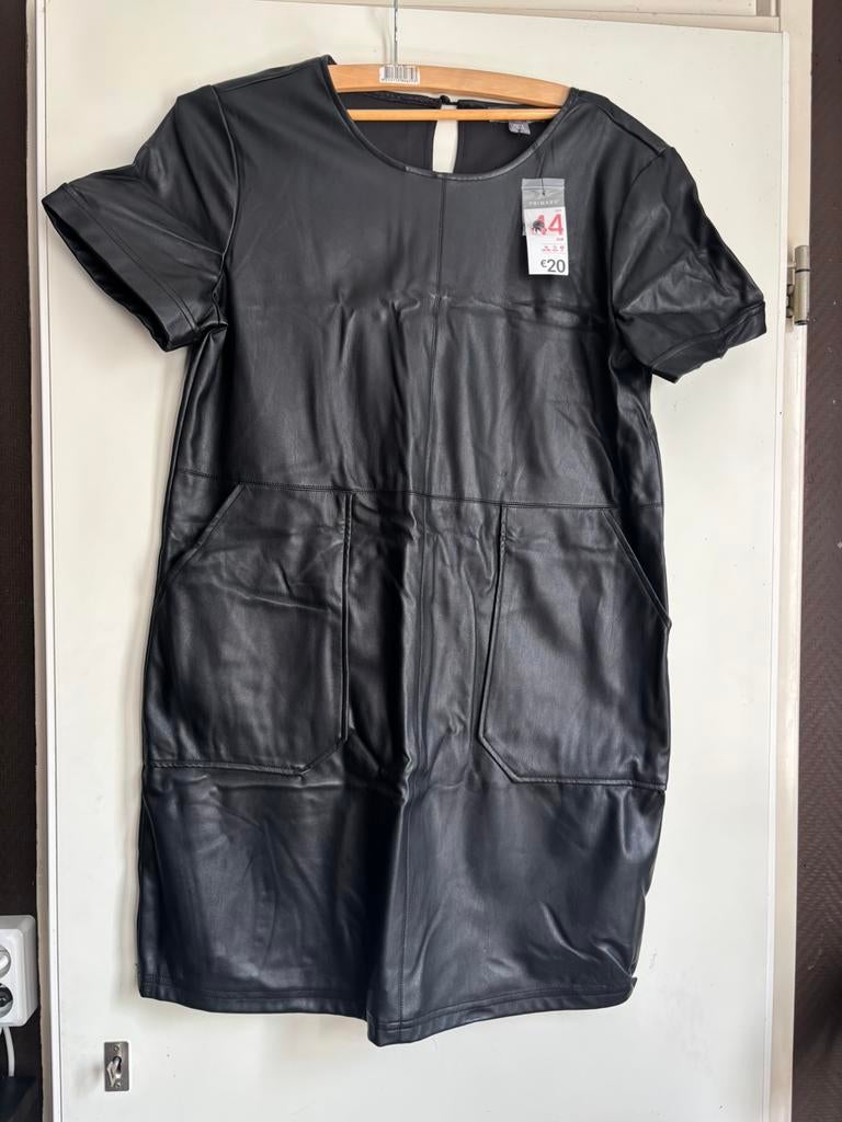 Leren jurk nieuw met kaartje maat 44, Kleding | Dames, Jurken, Ophalen of Verzenden, Zo goed als nieuw, Zwart, Onder de knie