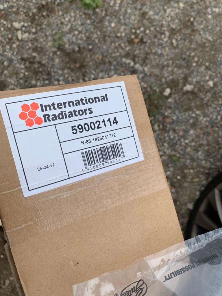 NIEUW Radiateur met slang nieuw voor Volvo S60/S80/V70/XC70, Ophalen of Verzenden, Nieuw, Volvo