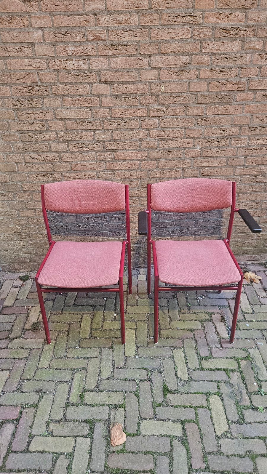 Partij van 44 stuks stapelbare vintage stoelen - rood, Gebruikt, Twee, Overige kleuren, Vintage
