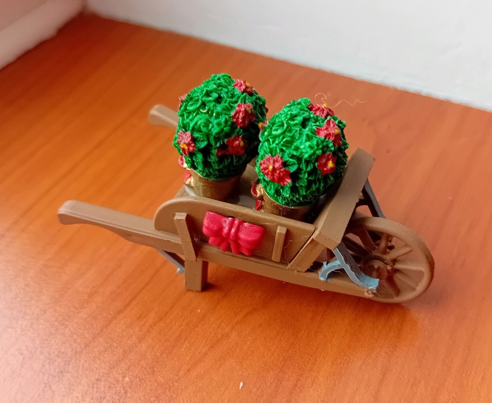 Lemax Wheelbarrow With Poinsettias, Kerstdorp, Ophalen of Verzenden, Zo goed als nieuw