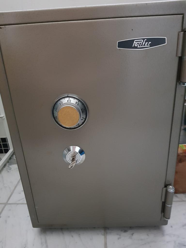 Polifer kluis grijs/metallic met sleutel en cijfer slot., Ophalen, Gebruikt, Brandkast