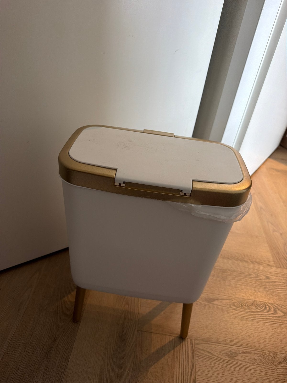 Stijlvolle afvalemmer met gouden accenten, Huis en Inrichting, Woonaccessoires | Prullenbakken, Ophalen, Kunststof, Gebruikt, 5 – 50