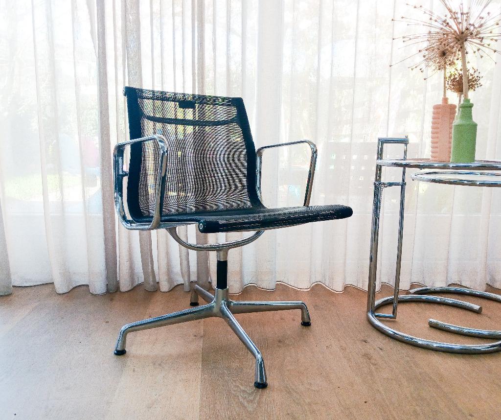 Vitra Eames EA108 in zwart netweave - scherpe prijs, Gebruikt, Zwart, Ophalen of Verzenden, Eén