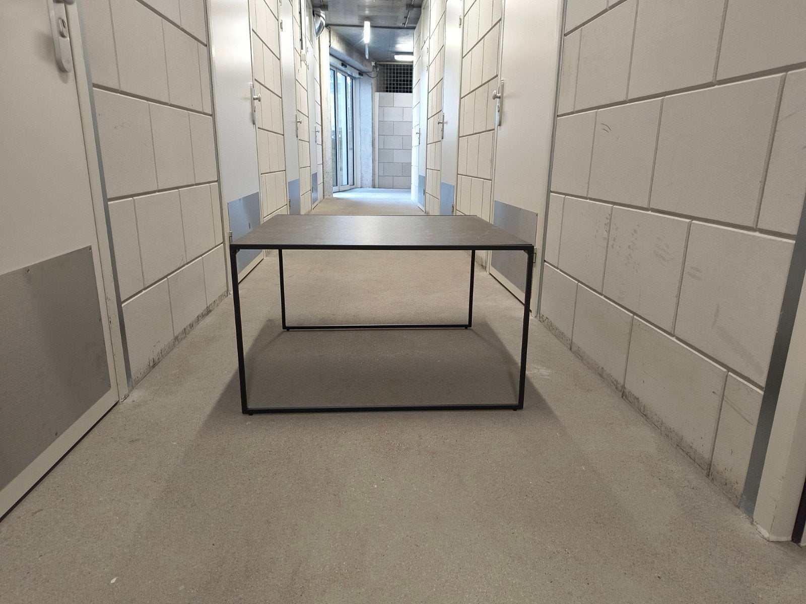 Vierkante bijzettafel 80x80 cm, 47 cm hoog - Industrieel, Gebruikt, Metaal of Aluminium, Vierkant, 75 cm of meer