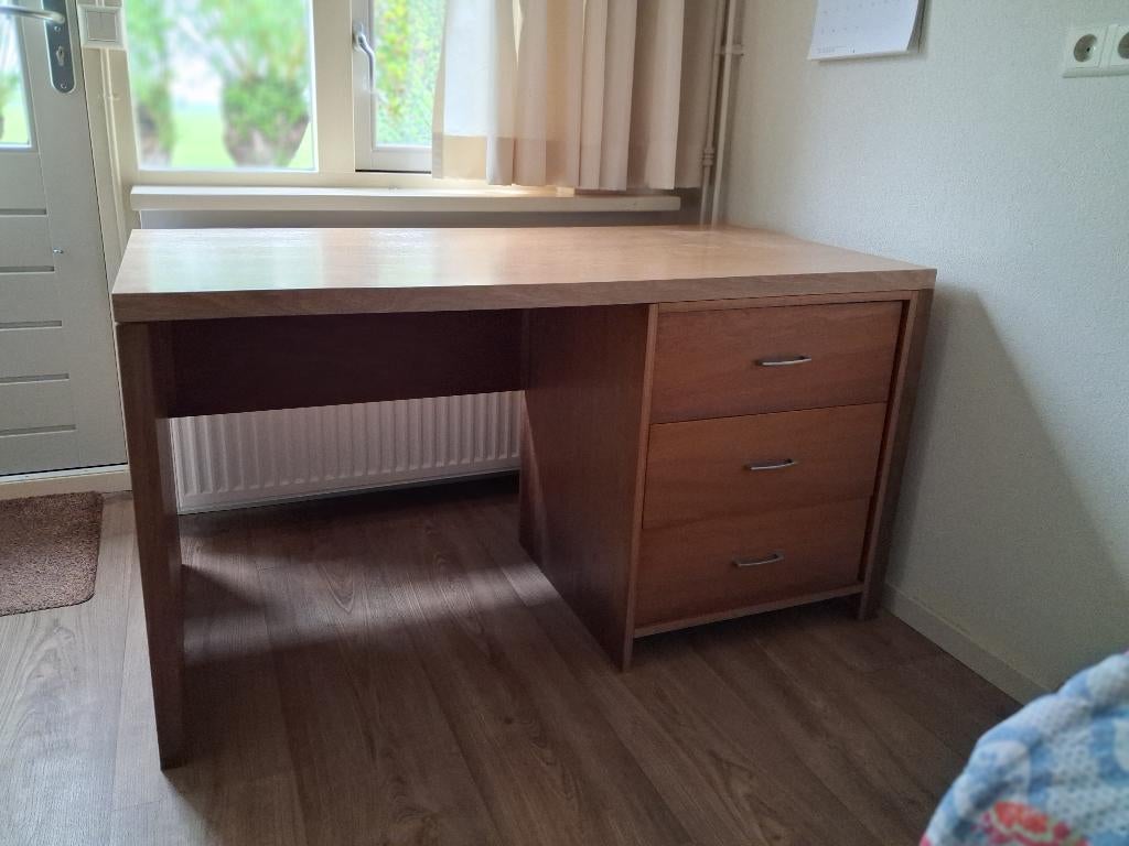 bureau, Ophalen, Gebruikt, 135 cm, Bruin